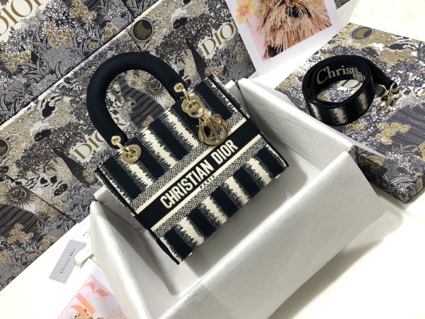 Handbag  Dior M0565 size 24 x 20 x 11  cm