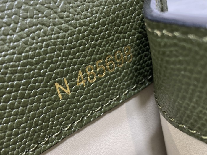 Handbag VALEXTRA size 𝟐𝟐*𝟏𝟔'𝟓*𝟏𝟐 𝐂𝐦