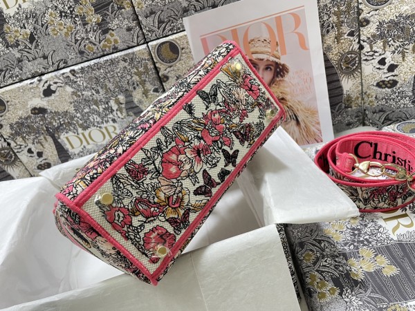 Handbag  Dior M0565  size 24*20*11 cm