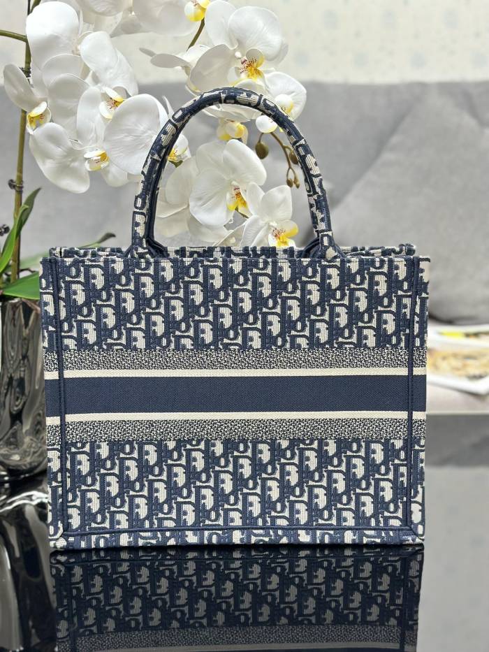  Handbag  Dior  M1286 size 36 x 27.5 x 16.5 cm