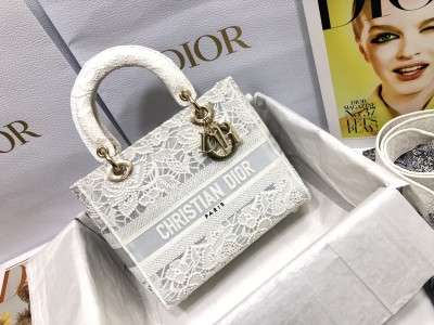Handbag  Dior M0565 size  24 x 20 x 11 cm
