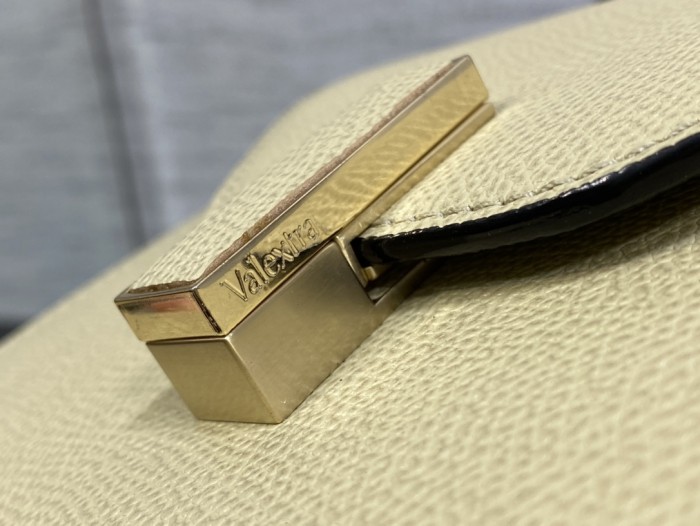 Handbag VALEXTRA size 𝟐𝟐*𝟏𝟔'𝟓*𝟏𝟐 𝐂𝐦