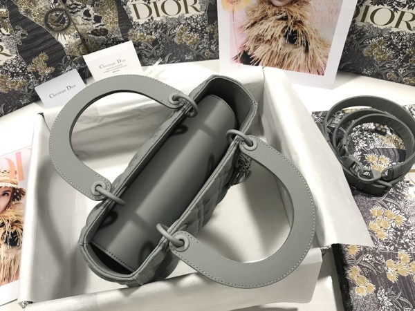  Handbag  Dior M0565 size  24 x 20 x 11 cm