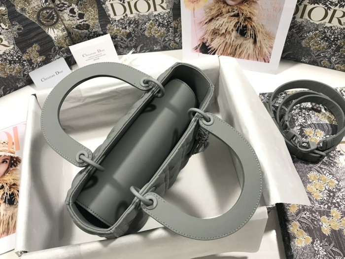  Handbag  Dior M0565 size  24 x 20 x 11 cm