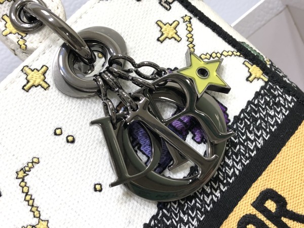 Handbag  Dior  M0565 size 24 x 20 x 11 cm