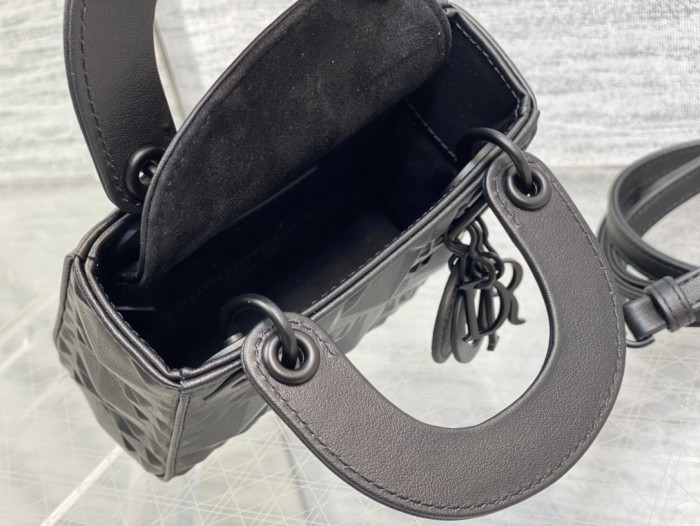  Handbag  Dior size 12*10*5 cm 