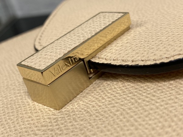 Handbag VALEXTRA size 𝟐𝟐*𝟏𝟔'𝟓*𝟏𝟐 𝐂𝐦