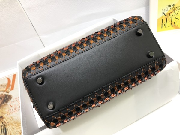 Handbag  Dior M0505 size 17 x 15 x 7  cm