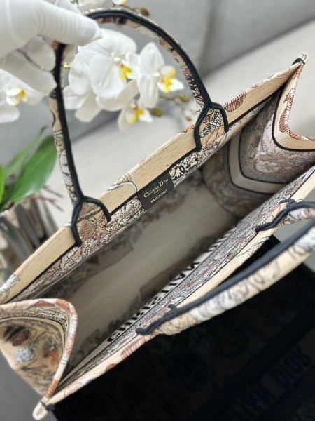  Handbag  Dior M1286 size 42 x 35 x 18.5 cm