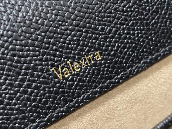 Handbag VALEXTRA size 𝟐𝟐*𝟏𝟔'𝟓*𝟏𝟐 𝐂𝐦