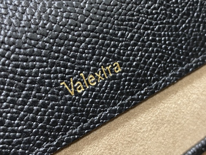 Handbag VALEXTRA size 𝟐𝟐*𝟏𝟔'𝟓*𝟏𝟐 𝐂𝐦
