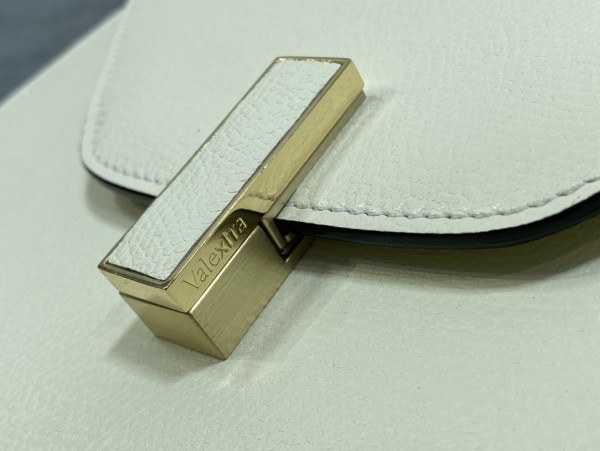 Handbag VALEXTRA  size 𝟐𝟔*𝟐𝟎*𝟏𝟐 𝐂𝐦 