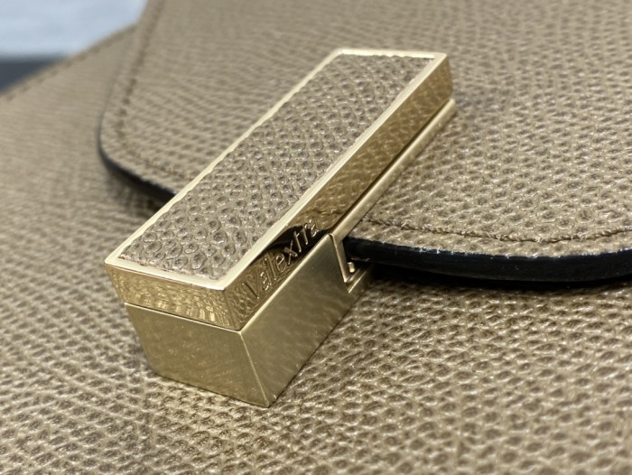 Handbag VALEXTRA size 𝟐𝟐*𝟏𝟔'𝟓*𝟏𝟐 𝐂𝐦