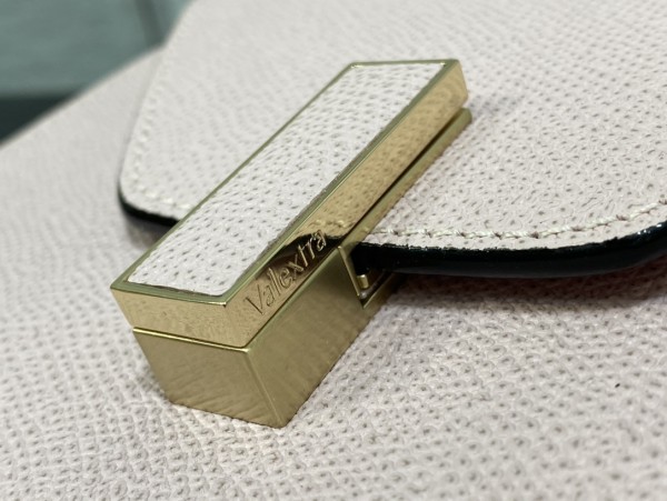 Handbag VALEXTRA size 𝟐𝟐*𝟏𝟔'𝟓*𝟏𝟐 𝐂𝐦