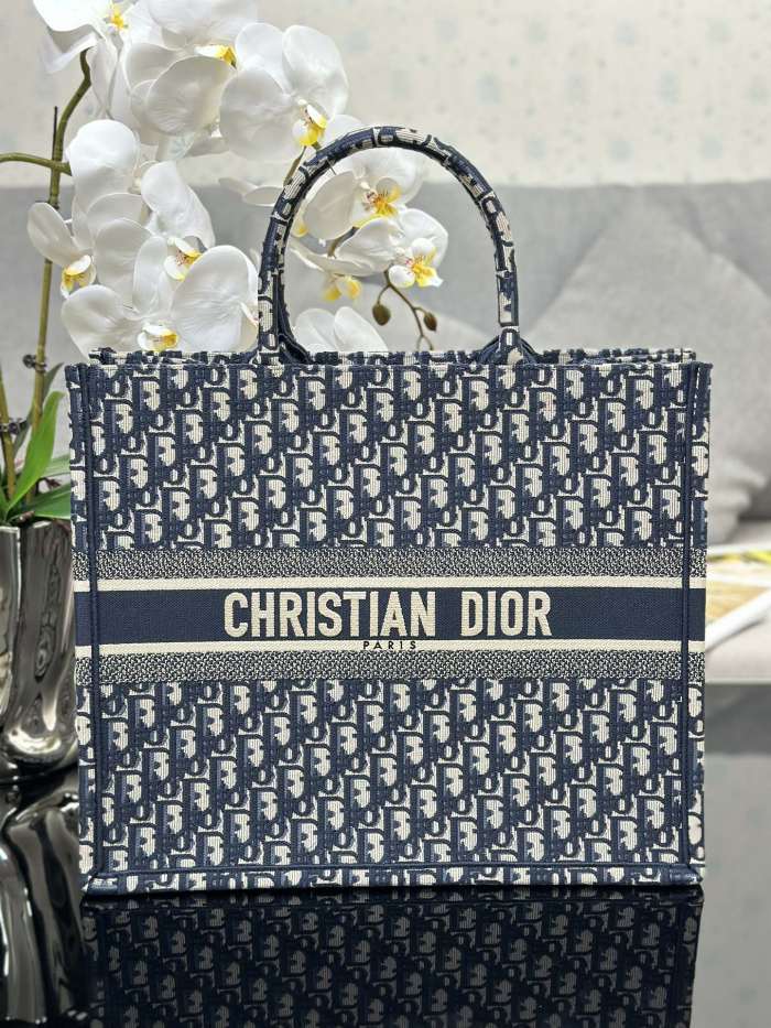  Handbag  Dior  M1286 size 42 x 35 x 18.5 cm