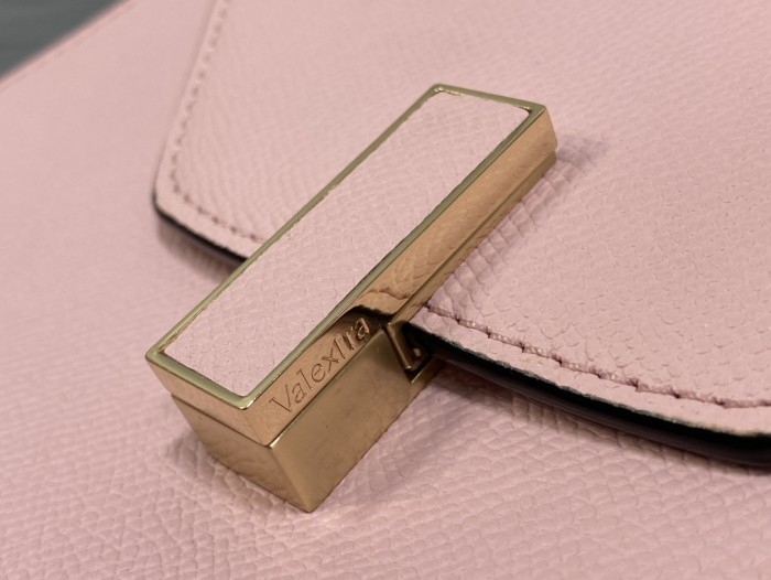 Handbag VALEXTRA size 𝟐𝟔*𝟐𝟎*𝟏𝟐 𝐂𝐦