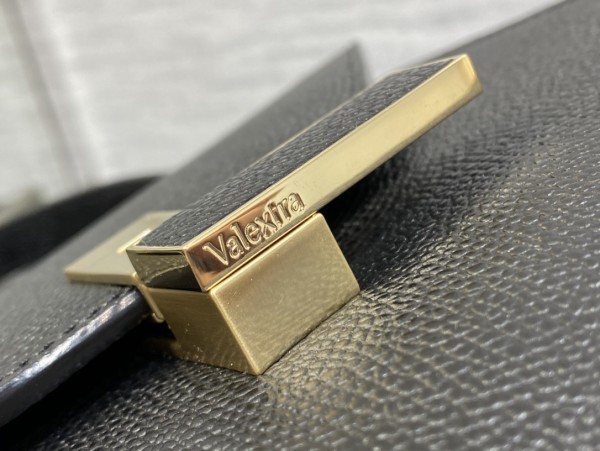 Handbag VALEXTRA size 𝟐𝟐*𝟏𝟔'𝟓*𝟏𝟐 𝐂𝐦