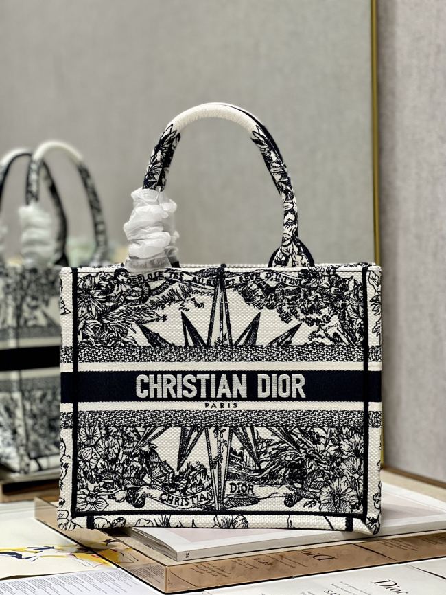 Handbag  Dior 1265  size 26.5×21×14 cm