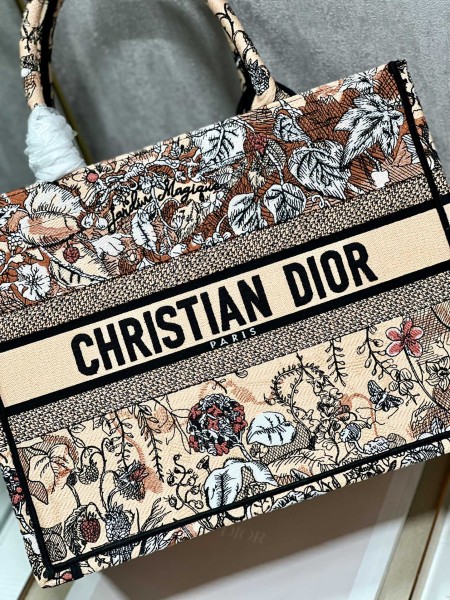  Handbag  Dior  1286  size 36×28 cm