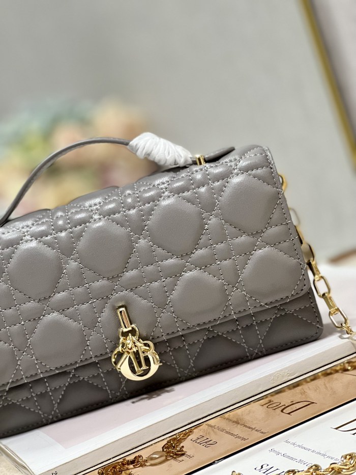 Handbag  Dior 0980 size 21 x 11.5 x 4.5 cm 