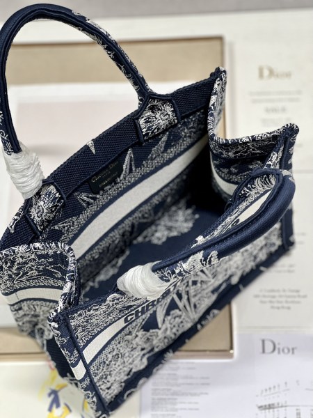 Handbag  Dior  1265 size 26.5×21×14 cm 