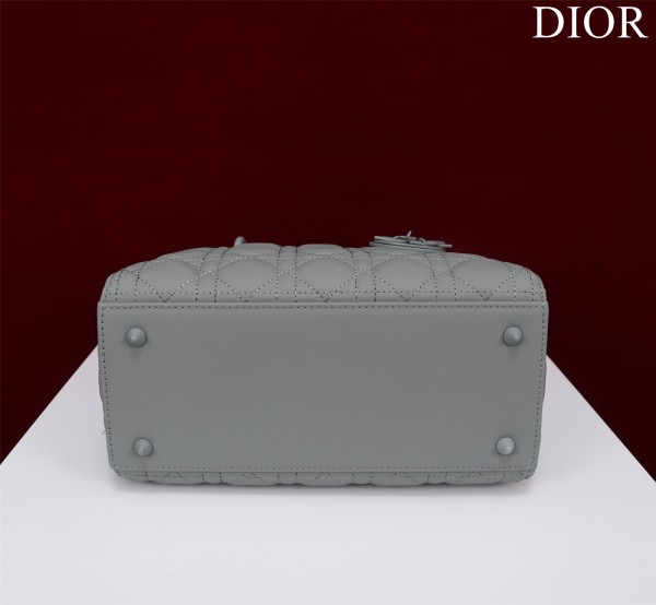 Handbag  Dior  M0565  size 32*24*12 cm