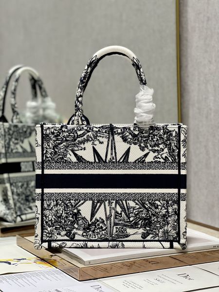 Handbag  Dior 1265  size 26.5×21×14 cm