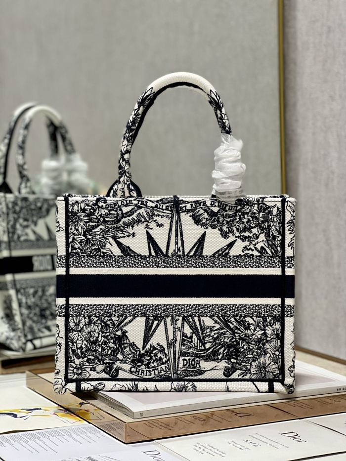 Handbag  Dior 1265  size 26.5×21×14 cm