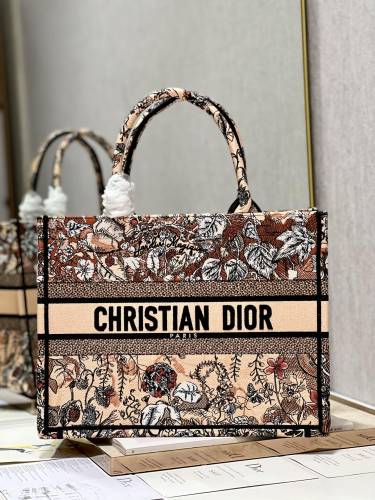 Handbag  Dior  1286  size 36×28 cm