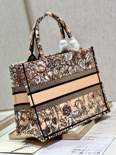  Handbag  Dior  1286  size 36×28 cm