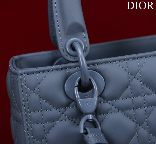 Handbag  Dior  M0565 size  32*24*12 cm