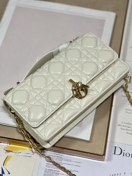 Handbag  Dior 0980 size 21 x 11.5 x 4.5 cm