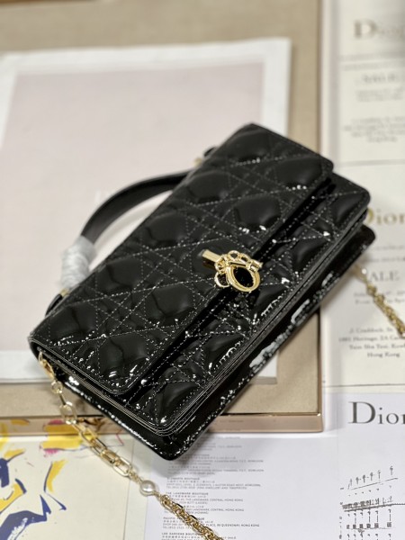 Handbag  Dior  0980 size 21 x 11.5 x 4.5 cm