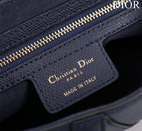 Handbag  Dior  M0446  size 19.5*16*6.5 cm