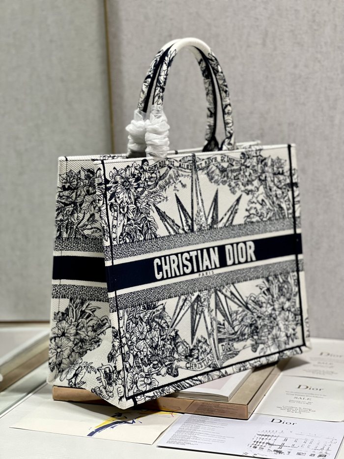 Handbag  Dior  1286 size 42×35×18.5 cm