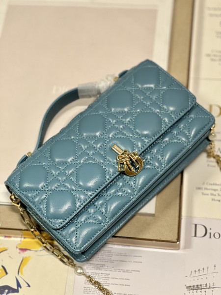 Handbag  Dior 0980 size 21 x 11.5 x 4.5 cm