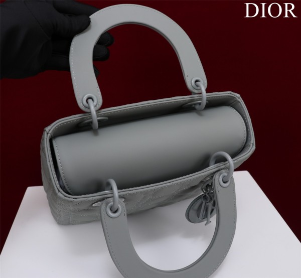 Handbag  Dior  M0565  size 32*24*12 cm