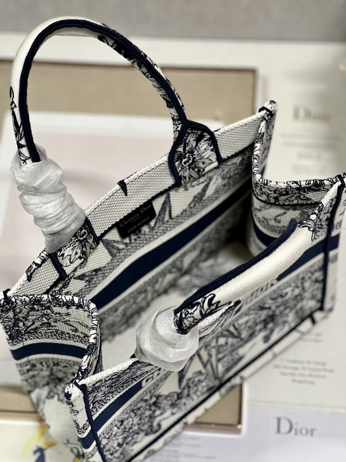 Handbag  Dior 1265  size 26.5×21×14 cm