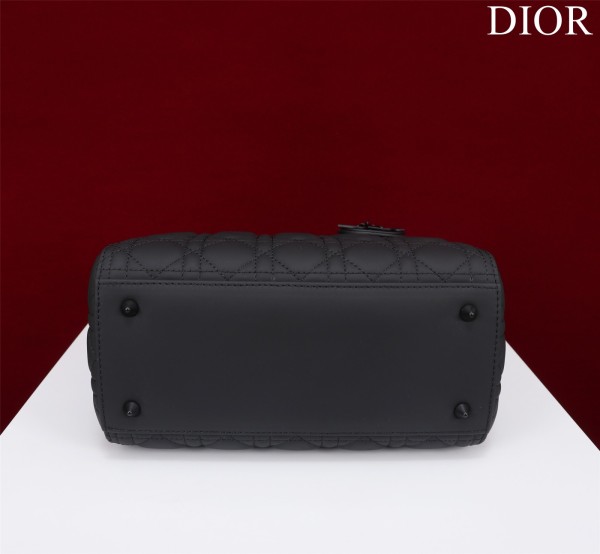 Handbag  Dior  M0565 size 32*24*12 cm