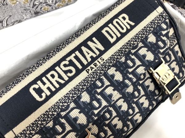 Handbag  Dior M1241 size 23 x 15 x 8  cm