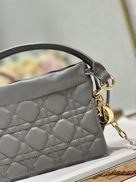 Handbag Dior 0981 size 19 x 13 x 5 cm