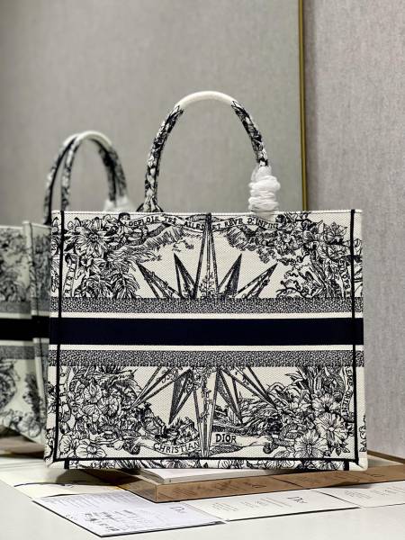 Handbag  Dior  1286 size 42×35×18.5 cm
