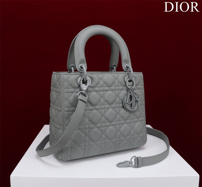 Handbag  Dior  M0565  size 32*24*12 cm