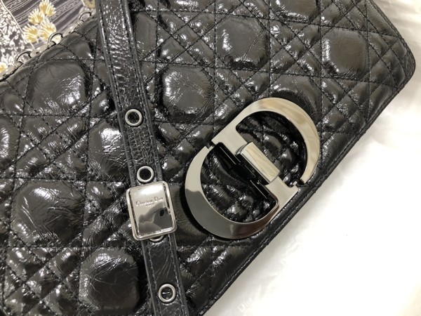 Handbag  Dior  M9242 size 25.5 x 15.5 x 8  cm