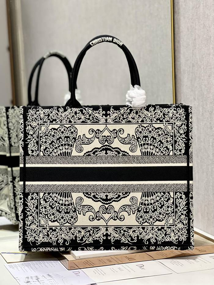  Handbag  Dior 1286 size 42×35×18.5 cm