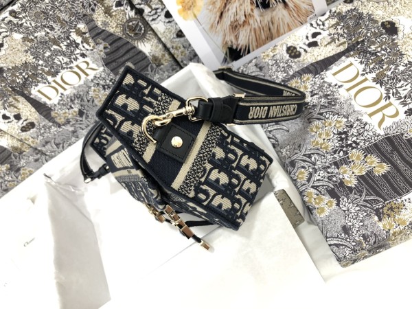 Handbag  Dior M1241 size 23 x 15 x 8  cm