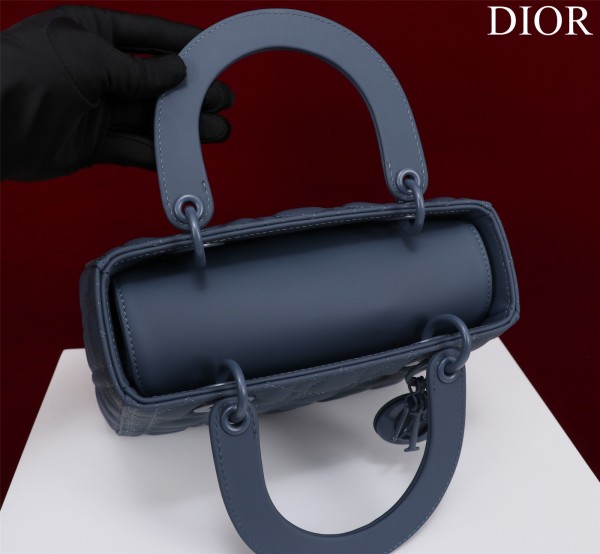 Handbag  Dior  M0565 size  32*24*12 cm