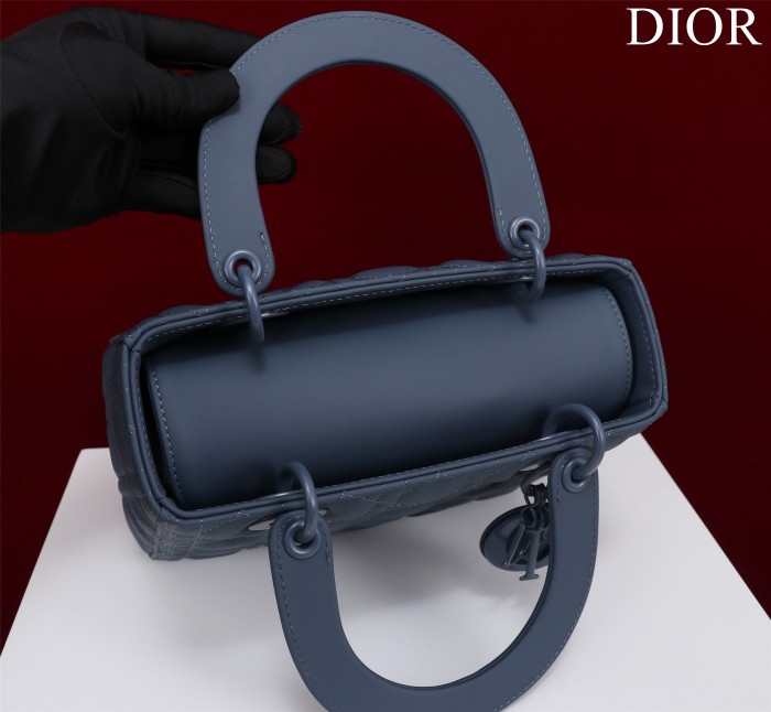 Handbag  Dior  M0565 size  32*24*12 cm