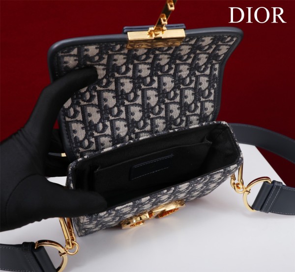 Handbag  Dior  size 18×12×5 cm
