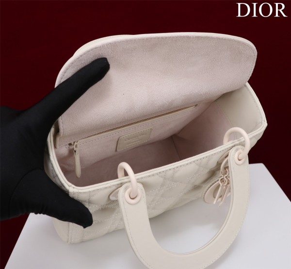 Handbag  Dior  M0565  size 32*24*12 cm